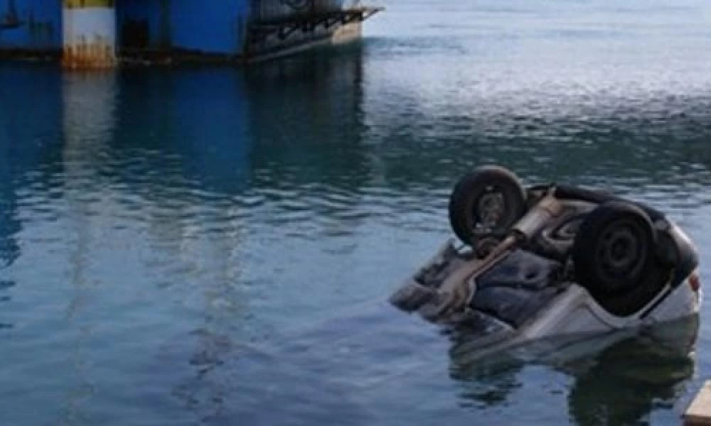 Επιχείρησαν να μπουν στο πλοίο αλλά... βρέθηκαν στη θάλασσα